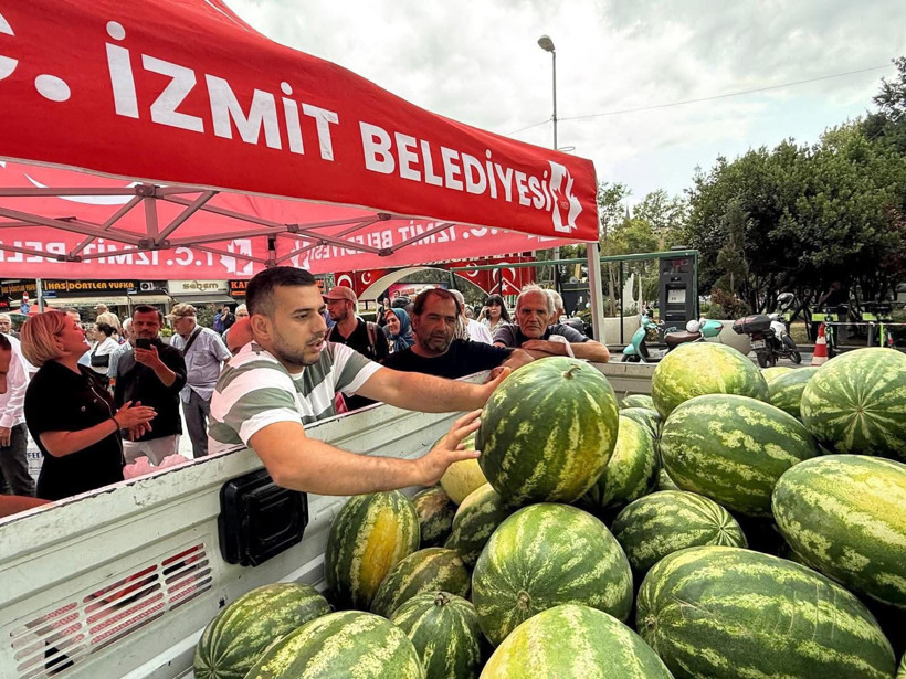 İzmit Belediyesi, belediye önünde ucuz karpuz satacak