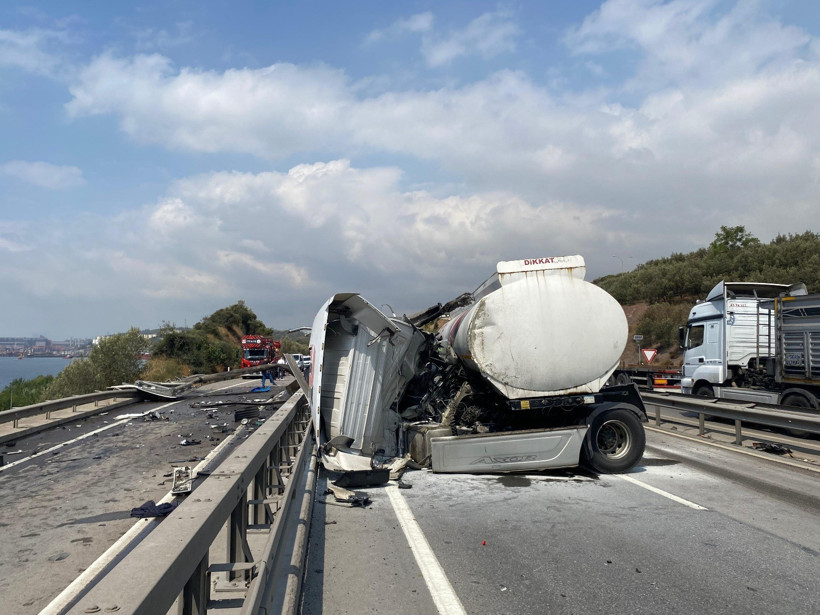 Kocaeli’de korkutan kaza, Tanker bariyerlere girip makasladı