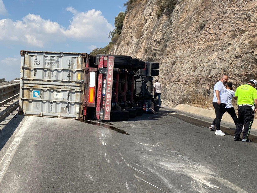 Kocaeli’de tır devrildi! İstanbul istikameti trafiğe kapandı
