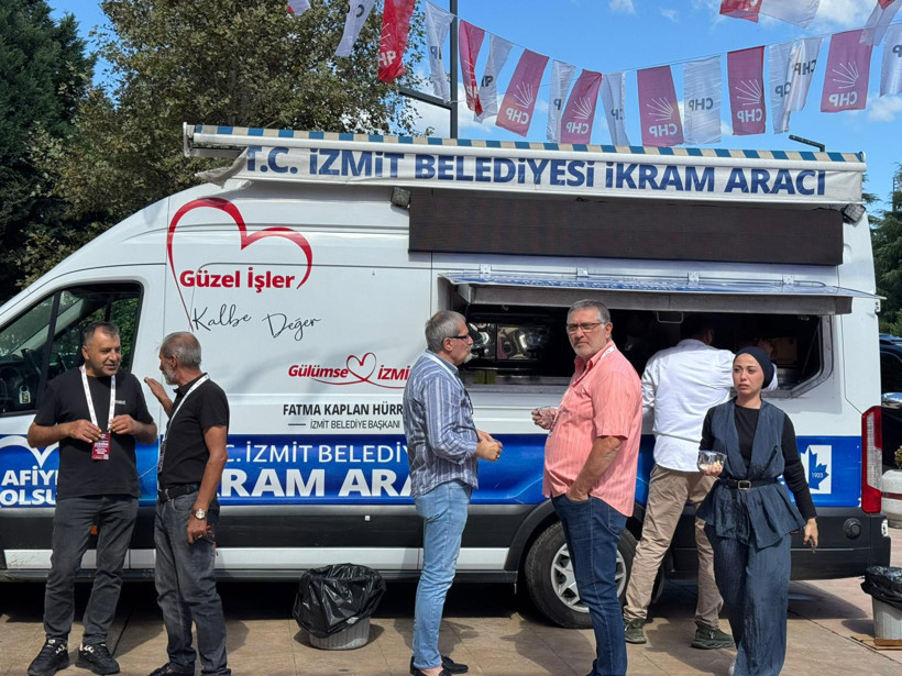Kapıda karşıladı: CHP İzmit’te ikramlar Hürriyet’ten