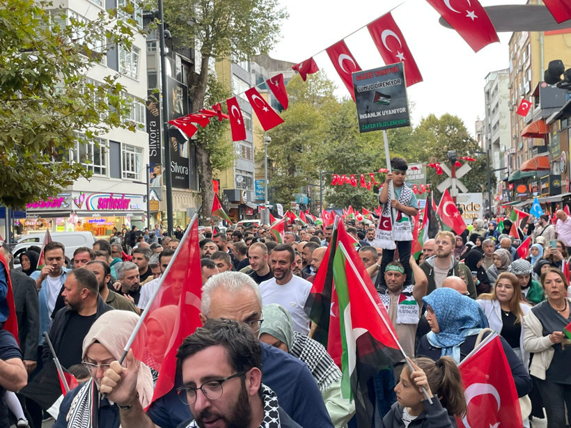 AKP CHP omuz omuza. İzmit’te Gazze için büyük yürüyüş