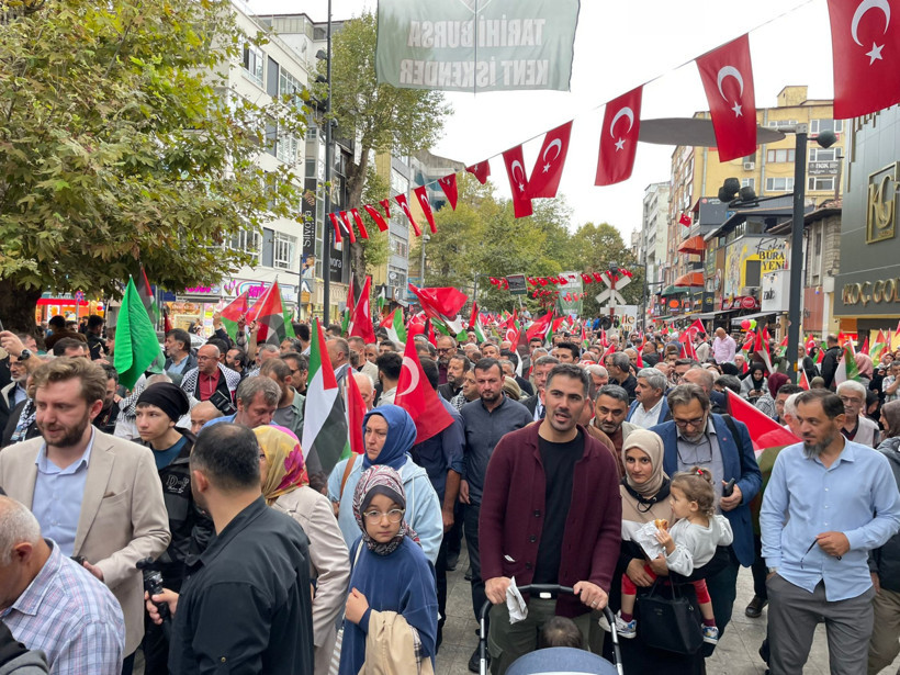 AKP CHP omuz omuza. İzmit’te Gazze için büyük yürüyüş