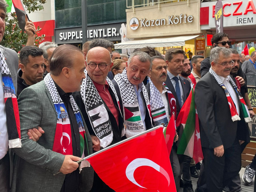 AKP CHP omuz omuza. İzmit’te Gazze için büyük yürüyüş
