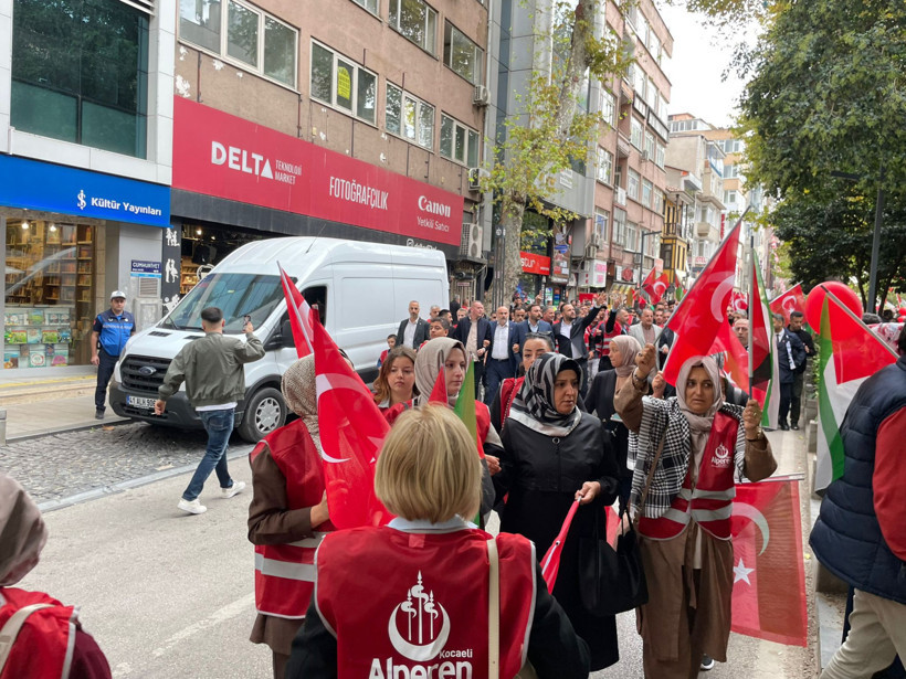 AKP CHP omuz omuza. İzmit’te Gazze için büyük yürüyüş