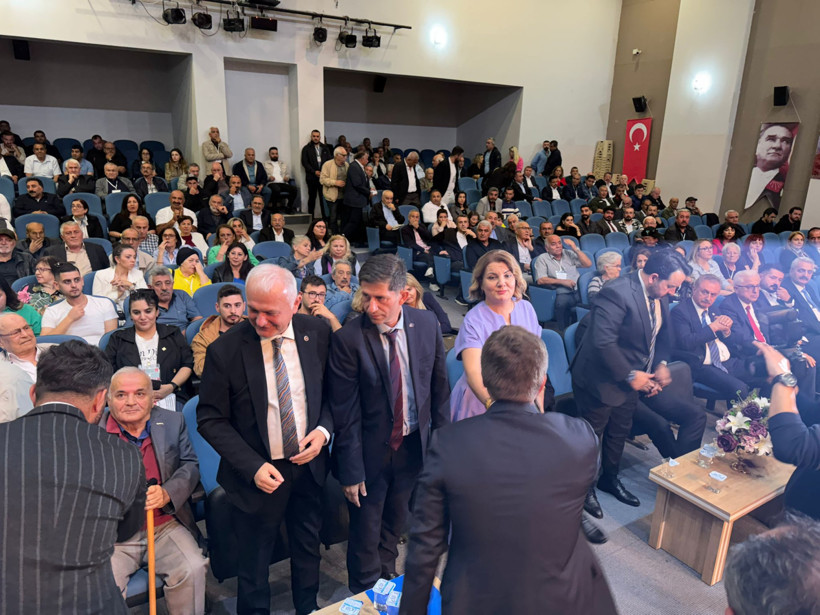 Vekilleri takmayan Hürriyet il başkanını ayakta bekledi