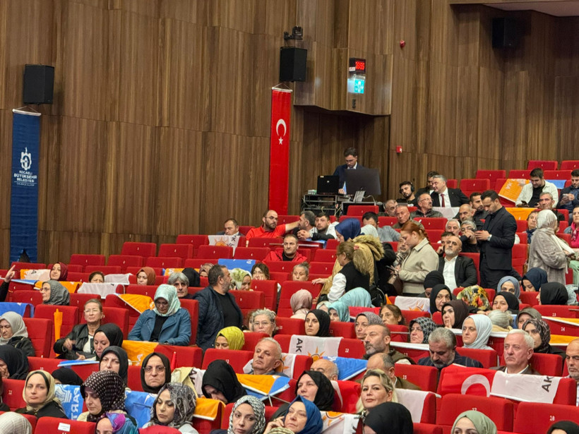 AKP’de heyecan bitmiş. Telefonlar elden düşmedi, salon boş kaldı