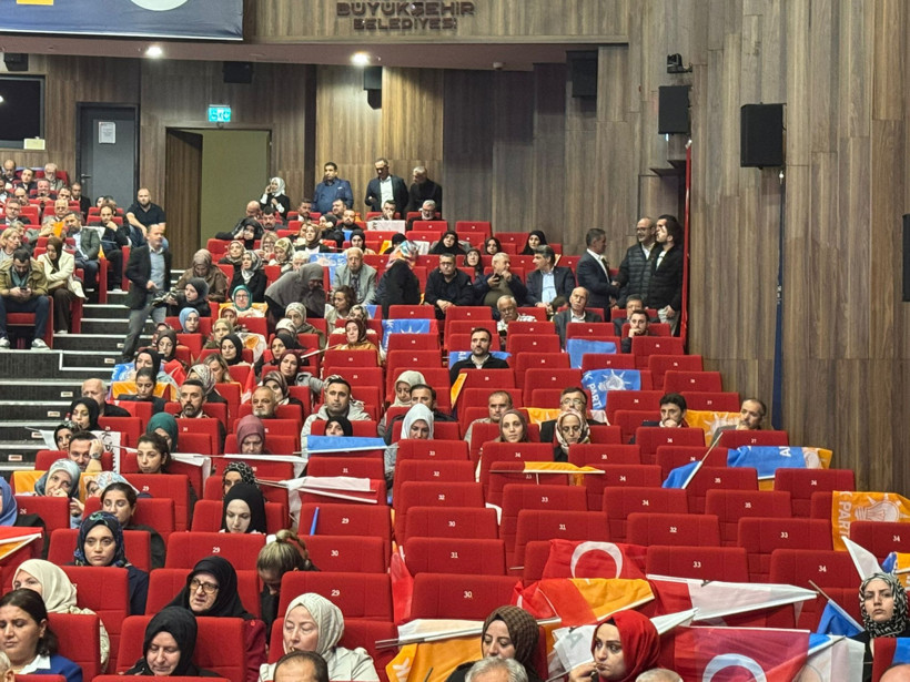 AKP’de heyecan bitmiş. Telefonlar elden düşmedi, salon boş kaldı