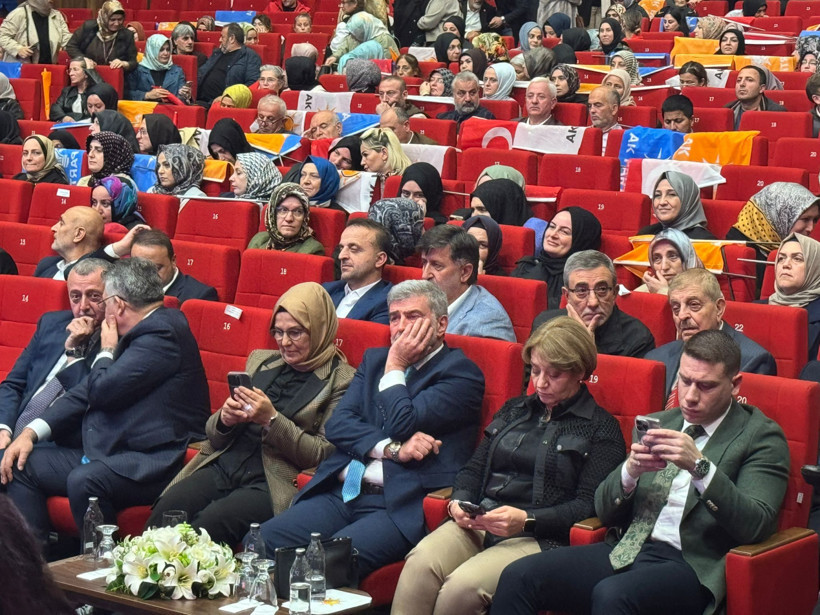 AKP’de heyecan bitmiş. Telefonlar elden düşmedi, salon boş kaldı