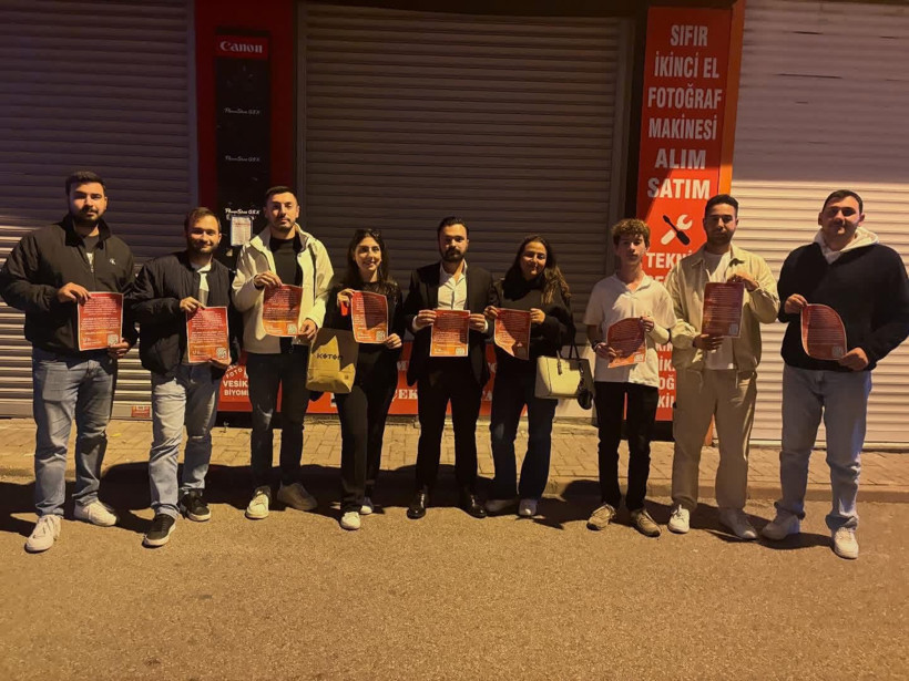 CHP’li gençler İzmit sokaklarını stickerla donatarak çağrı yaptı