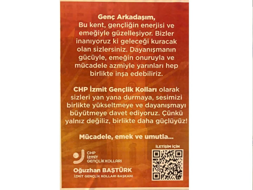 CHP’li gençler İzmit sokaklarını stickerla donatarak çağrı yaptı