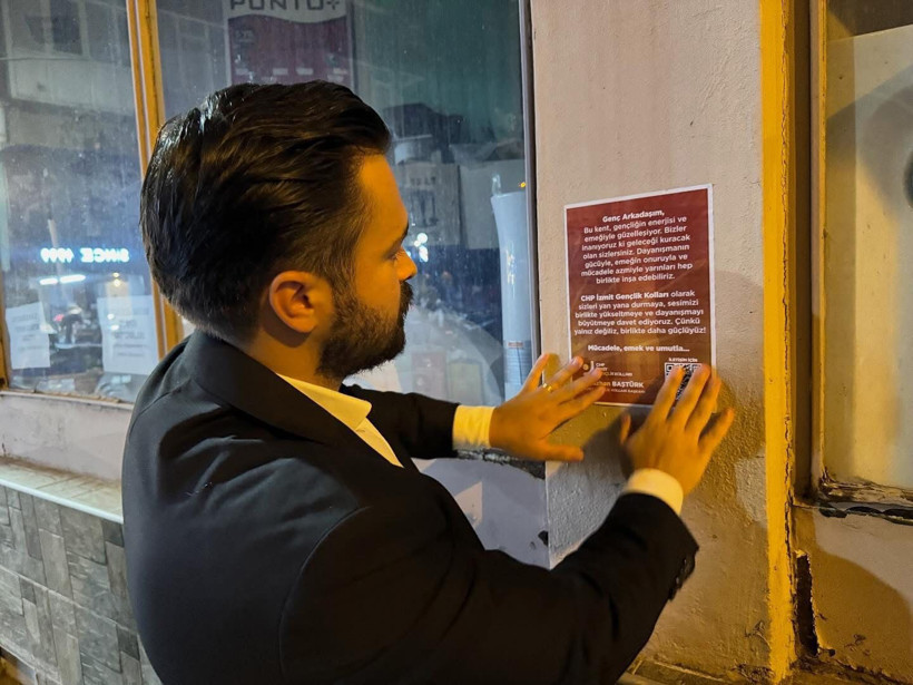 CHP’li gençler İzmit sokaklarını stickerla donatarak çağrı yaptı