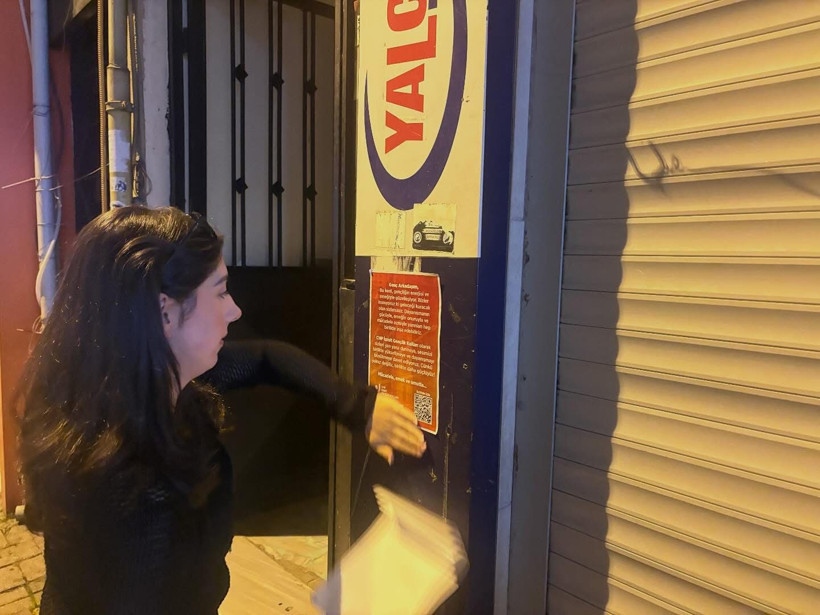 CHP’li gençler İzmit sokaklarını stickerla donatarak çağrı yaptı