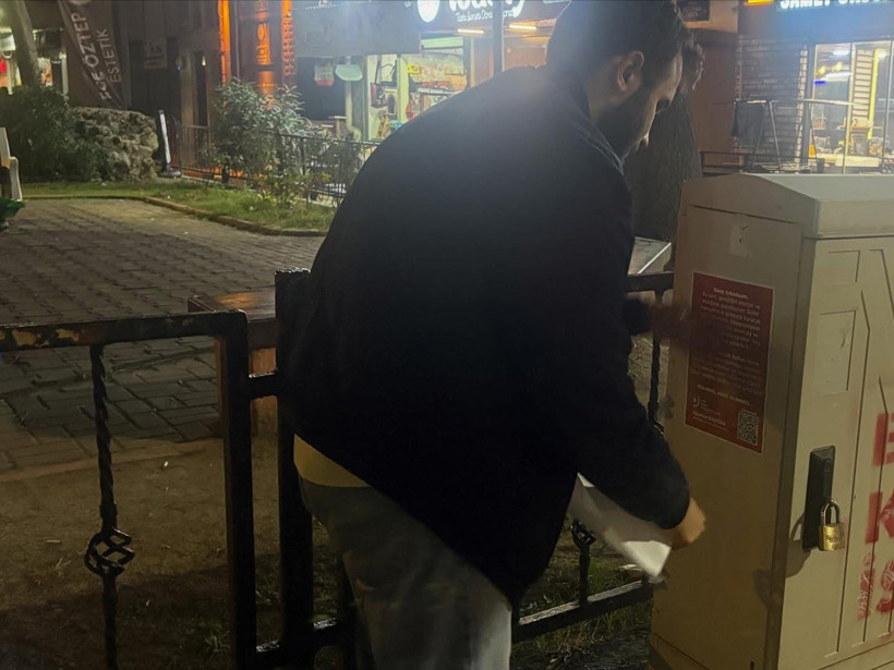 CHP’li gençler İzmit sokaklarını stickerla donatarak çağrı yaptı