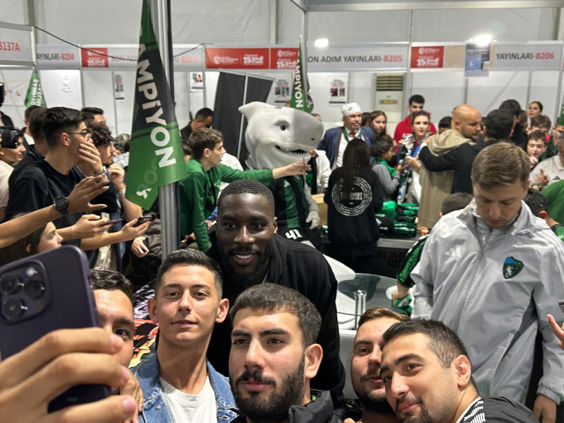 Kocaeli Kitap Fuarı’nda Kocaelispor coşkusu: Selçuk İnan’a büyük ilgi!