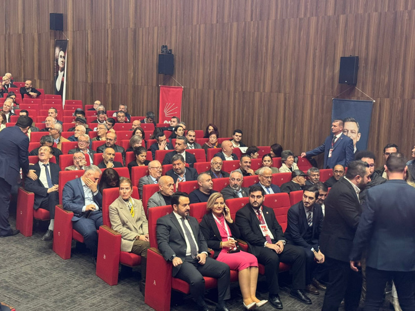 Kitabın ortasından CHP il kongresi!