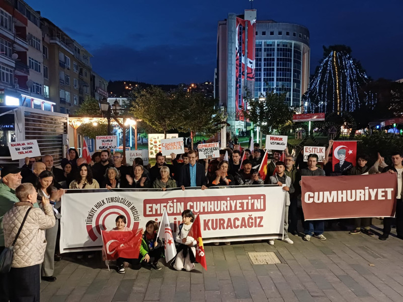 İzmit'te Halk Meclisi cumhuriyet için yürüdü