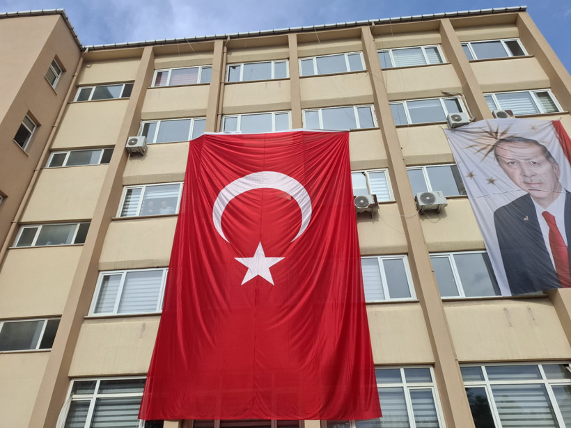Derince'de Atatürk posteri krizi! CHP İlçe Başkanı tepki gösterince yeri değişti