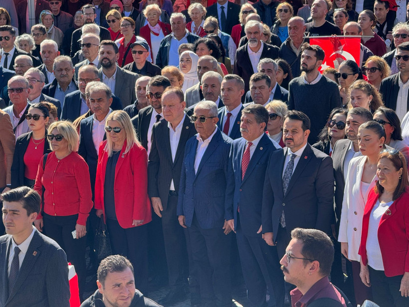 Cengiz Sarıbay yine sahnede