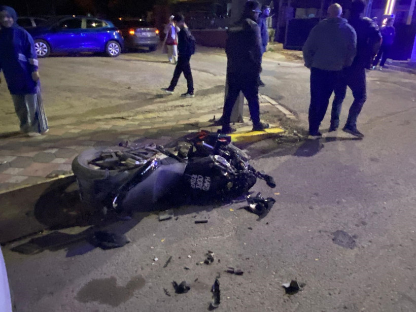 Kocaeli’de motosiklet ile iş makinesi çarpıştı: Sürücü ağır yaralandı