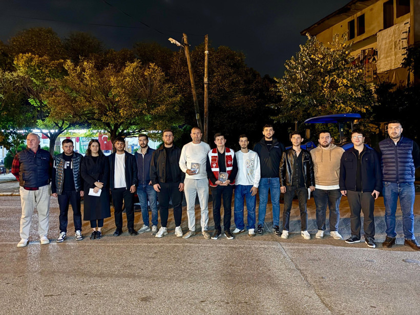 CHP’li gençler Kartepe sokaklarını haddehane afişleriyle donattı