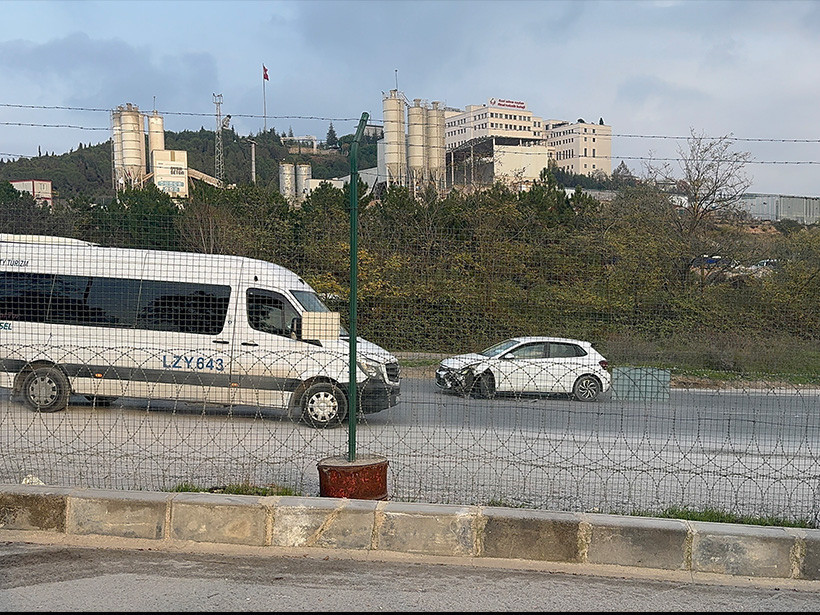 Kocaeli'de otomobil ile okul servisi çarpıştı!