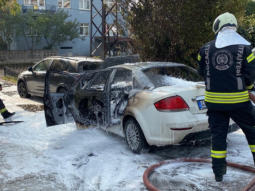 Kocaeli'deki araç yakıt aldıktan sonra alev aldı! 2 araç kül oldu