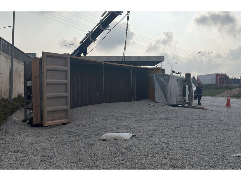 Kocaeli’de mıcır yüklü kamyon devrildi