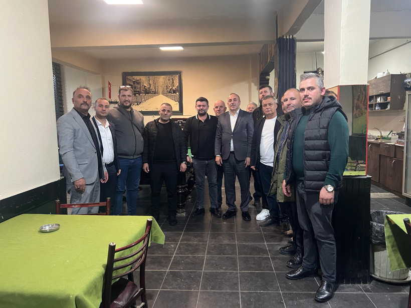 MHP İzmit mahalle mahalle geziyor