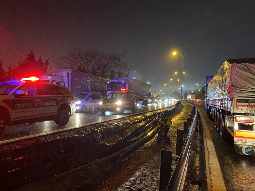 Kocaeli’de tır devrildi: Yaralı var