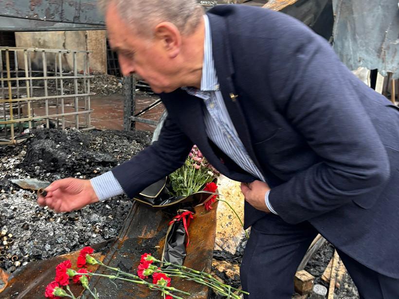 CHP’liler karanfil bırakıp dua ettiler