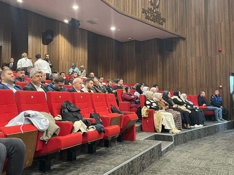 AKP'liler Büyükşehir Meclisi'ne kalabalık geldi