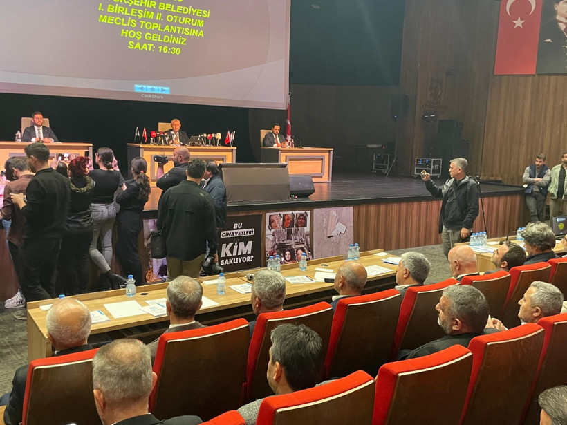 Hürriyet'ten AKP'lilere: "Siyasetin Allah'ını siz yapıyorsunuz!"