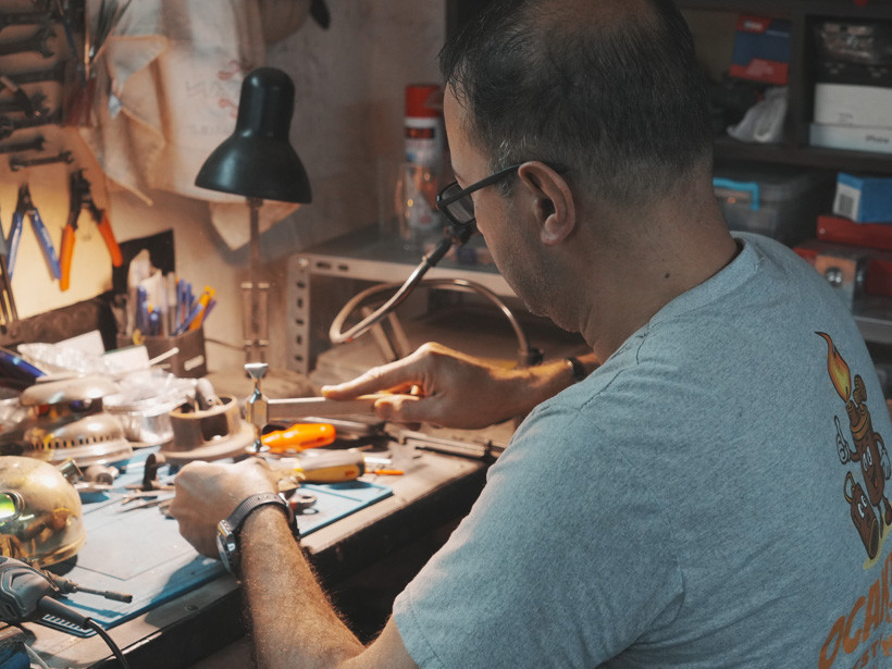 Kocaeli’deki 10 metrekarelik atölyesinden Türkiye'ye ulaşıyor