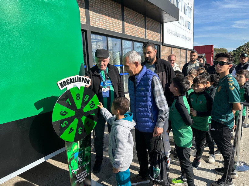 Hediyeleri bizzat Agyei verdi! Sempozyumda büyük ilgi