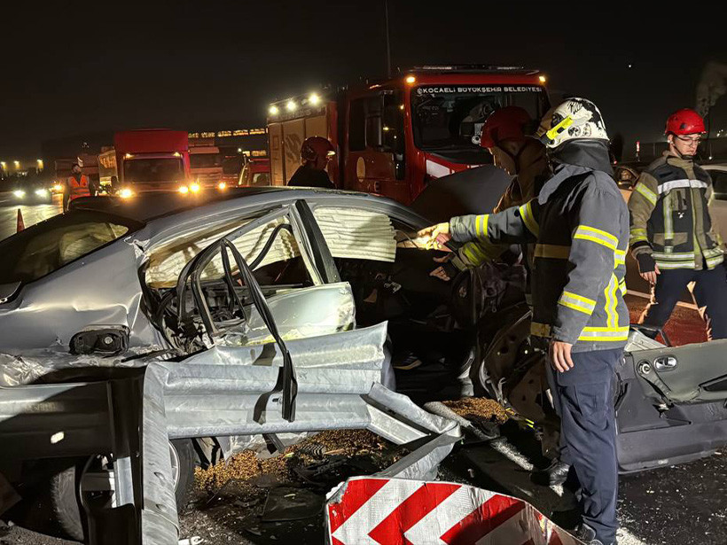 Kocaeli’de üç aracın karıştığı feci trafik kazası! 3'ü çocuk 6 yaralı