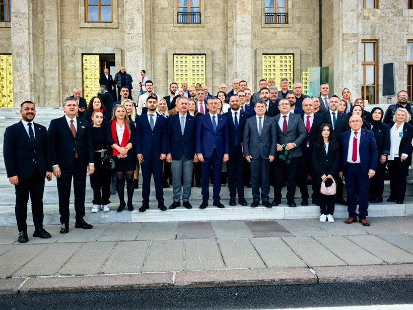 CHP Derince’den Ankara çıkarması! Özgür Özel’e Kocaelispor formasıyla gittiler