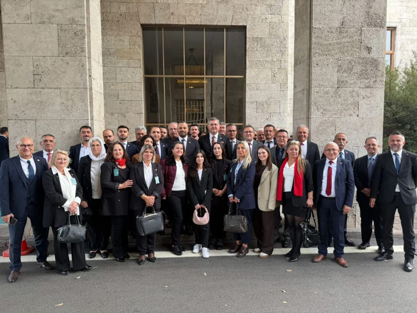 CHP Derince’den Ankara çıkarması! Özgür Özel’e Kocaelispor formasıyla gittiler