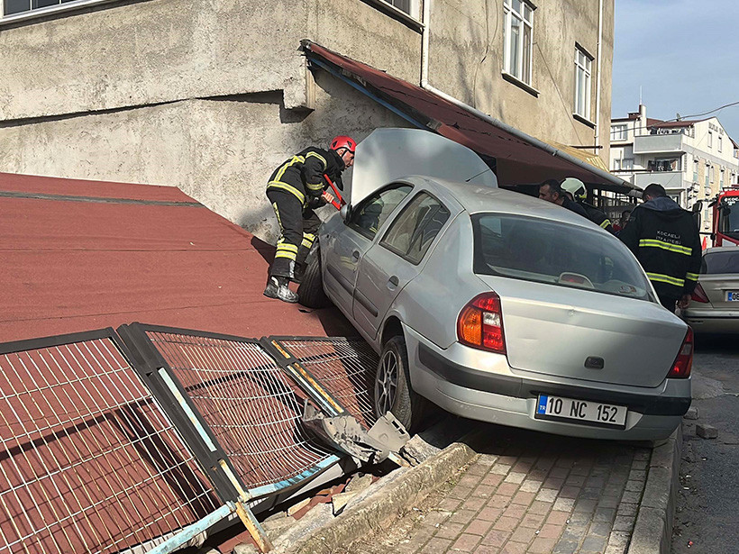 Kocaeli'de bir garip kaza! Park halindeki araca çarpıp evin çatısına çıktı