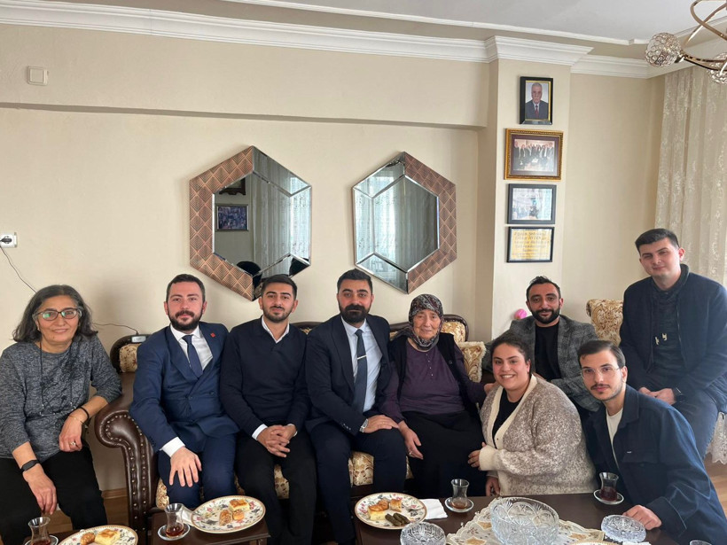 CHP’li gençler şehit öğretmenleri unutmadı