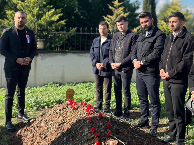 CHP’li gençler şehit öğretmenleri unutmadı