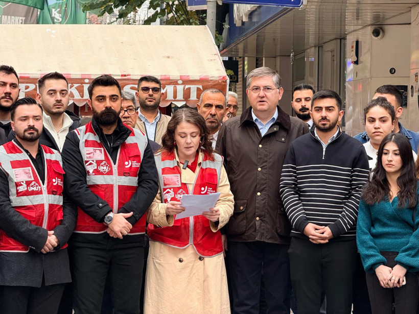 CHP’li gençler Kocaeli’de TRT çağrısı yaptı “İmamoğlu’nun davası yayınlansın”