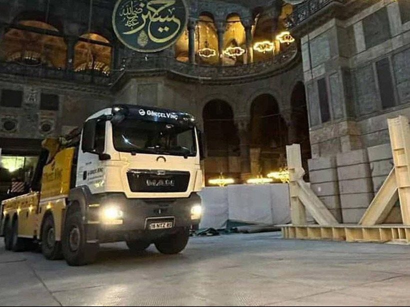 Ayasofya'daki iş makineli görüntülere tepki