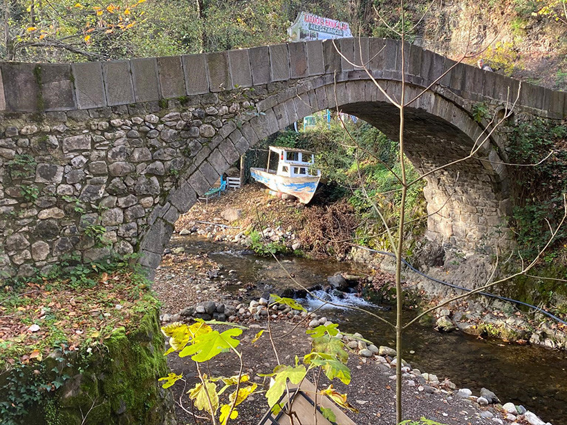 Başiskele'deki 150 yıllık taş köprü zamana meydan okuyor