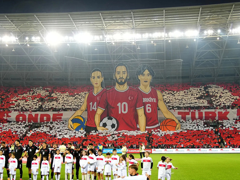 Bakan'dan Kocaelispor taraftarına milli maç övgüsü!