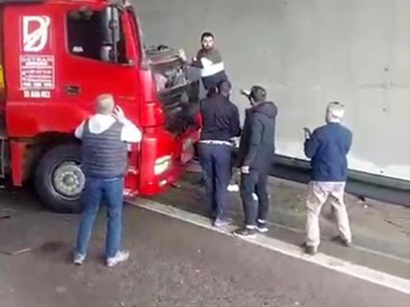 Kocaeli'de tır sürücüsü camdan fırlayarak kullandığı tırın altında kaldı!