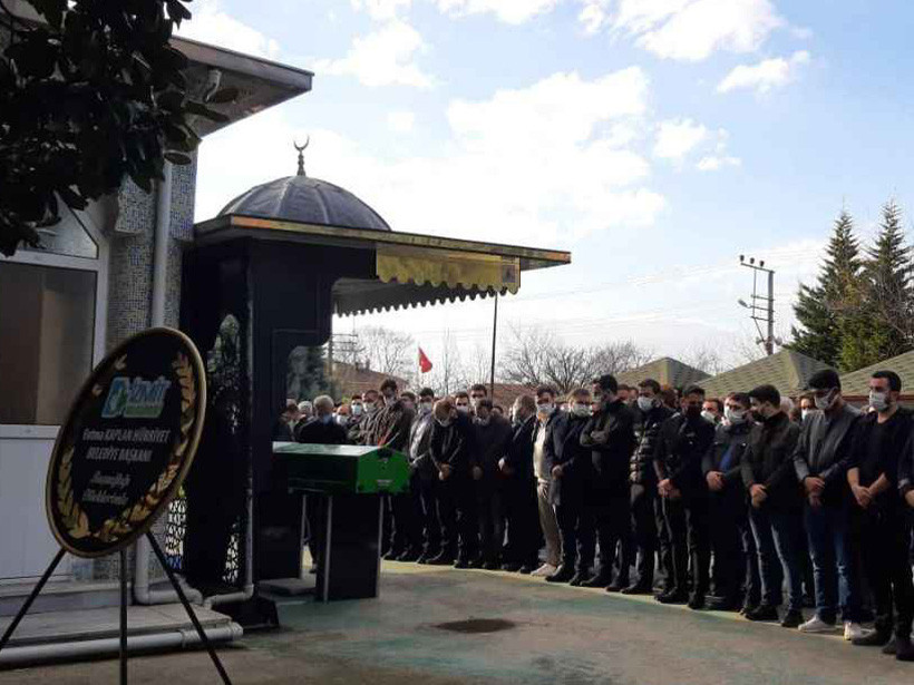 Tugay Adak’ın cenazesindeki ters çelengi paylaştı: Yalanlarını örtemez