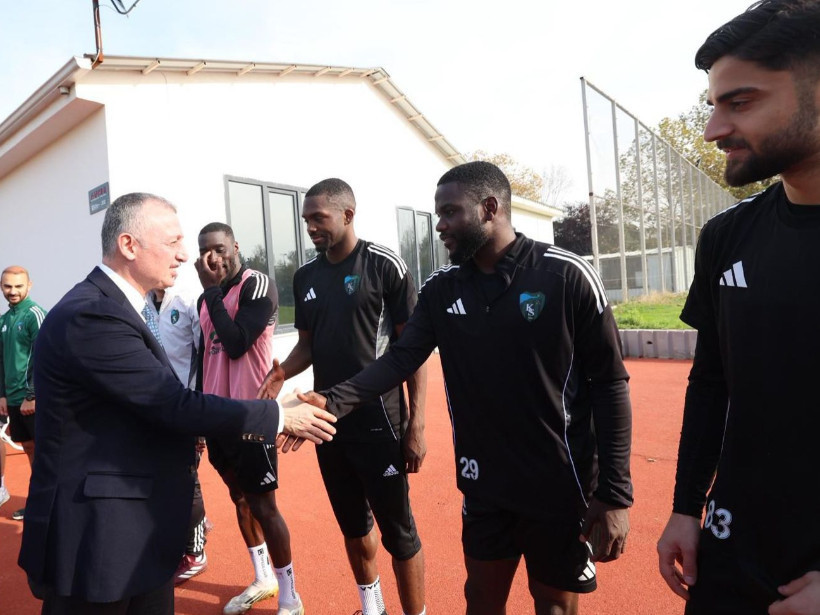 Kocaelisporlu futbolculara Büyükakın'dan baklavalı sürpriz ziyaret!