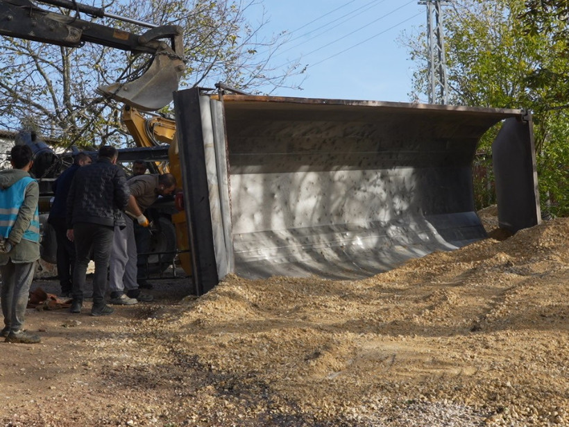 İzmit’te mıcır yüklü kamyonun damperi devrildi: Sürücü fenalık geçirdi