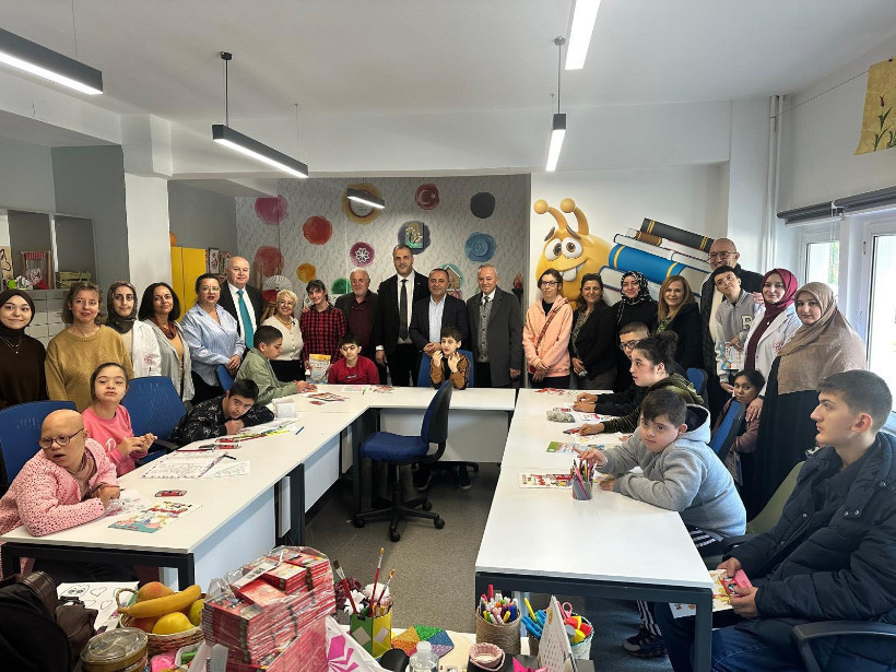 İYİ Partililerden özel çocuklara ziyaret