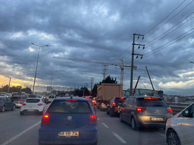 Derince Millet Bahçesi metro durağı trafiği perişan etti